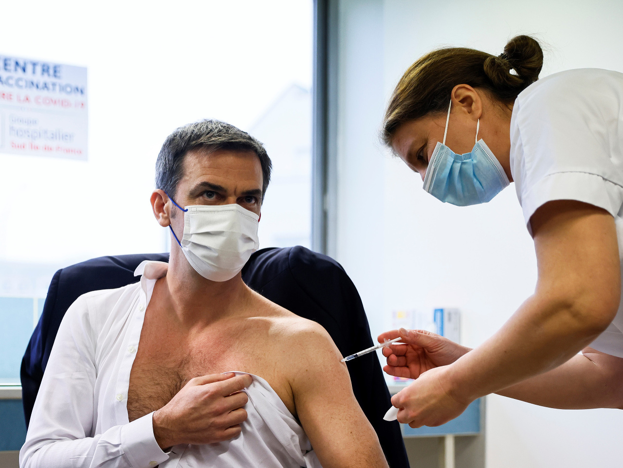 Francúzsky minister zdravotníctva Olivier Véran sa dal zaočkovať vakcínou od AstraZeneca