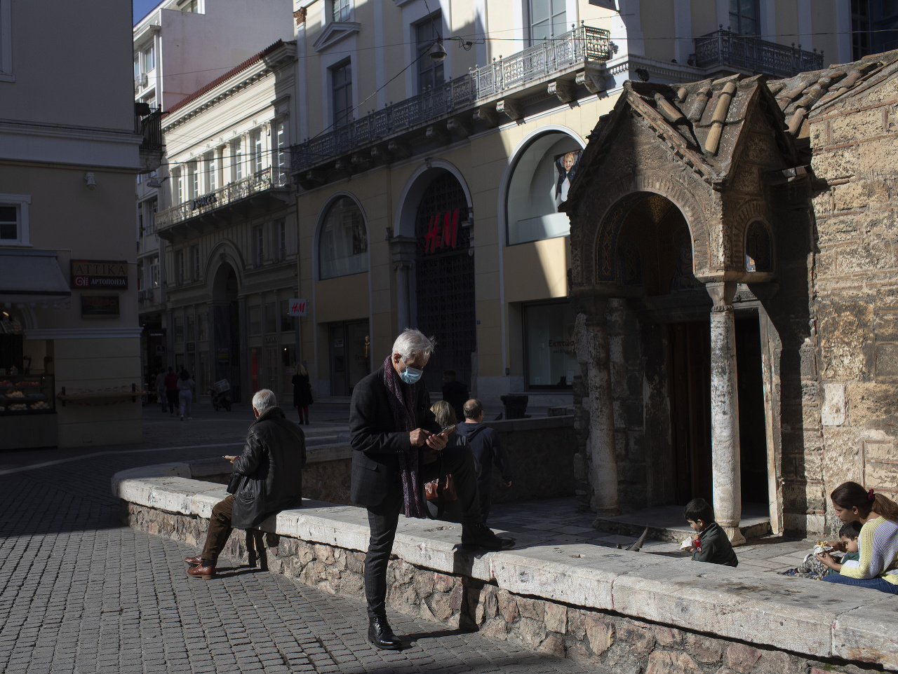 Ľudia v uliciach gréckych Atén