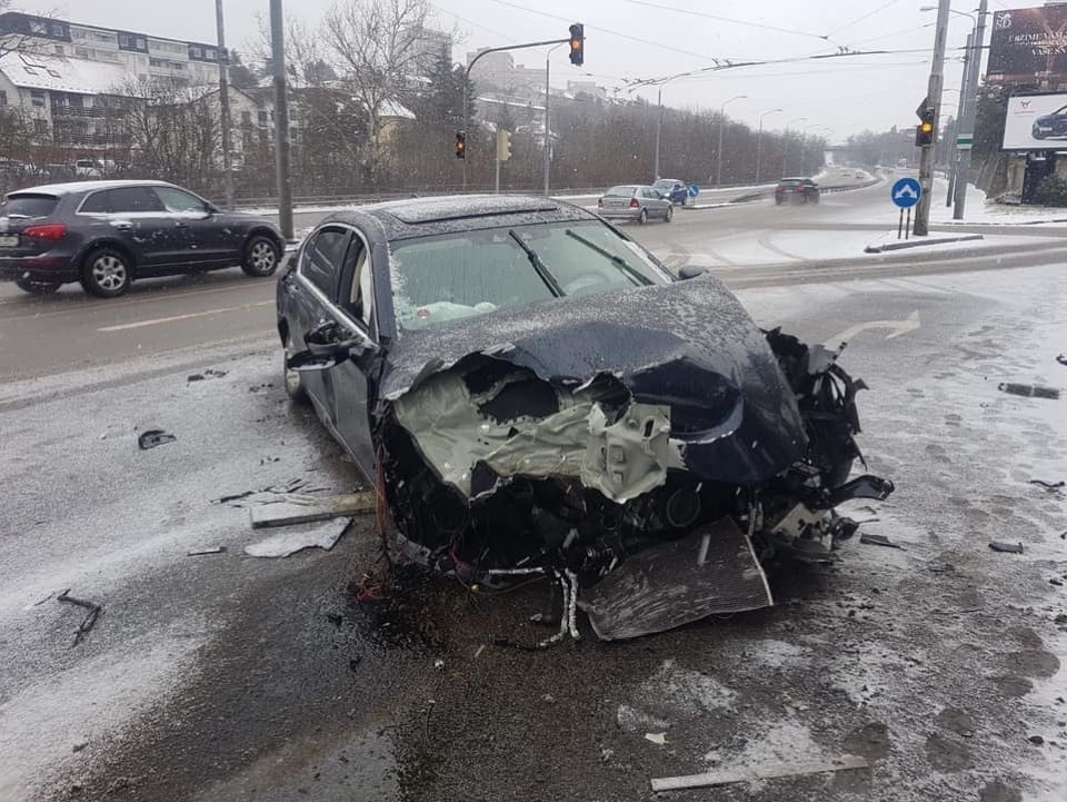 V Bratislave havarovala vládna limuzína, ktorú využívala Veronika Remišová