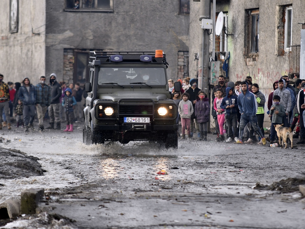 Na dodržiavanie karantény v rómskej osade v obci Sačurov dohliadajú od štvrtka rána policajti i vojaci