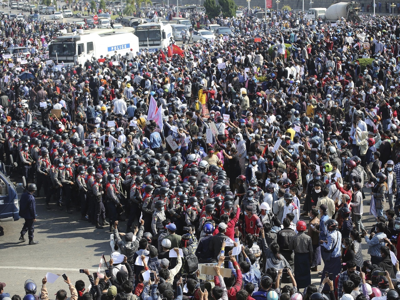 Tisíce ľudí pokračujú v demonštráciách proti vojenskému prevratu v Mjanmarsku
