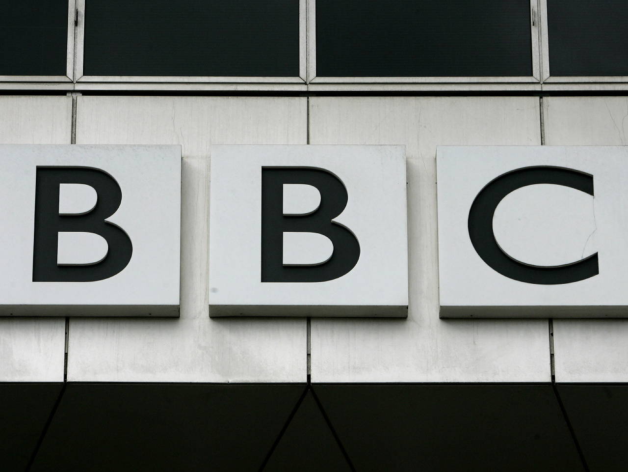 Nápis britskej televíznej stanice BBC na budove v Londýne