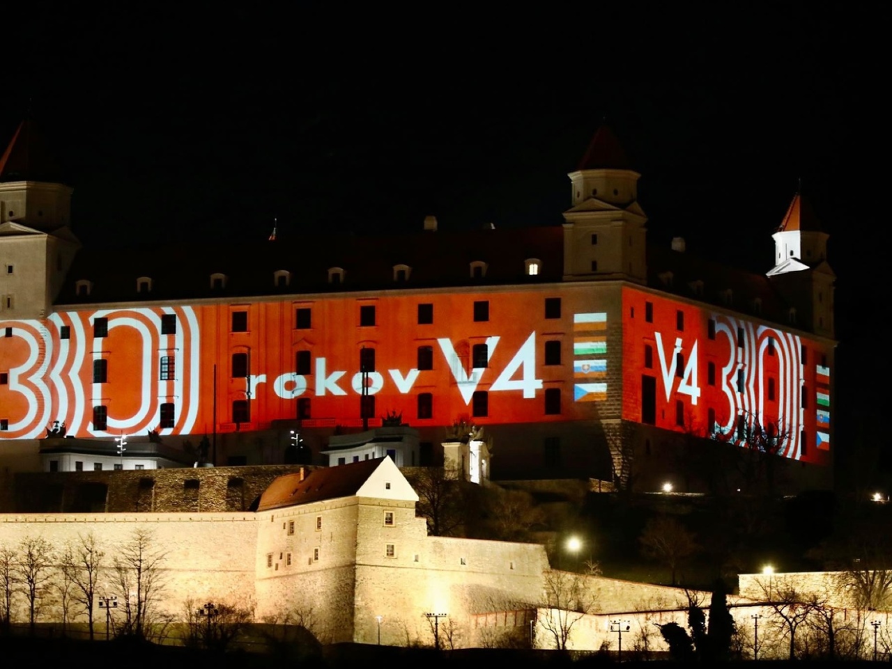 Slovensko si nasvietením Bratislavského hradu pripomína 30. výročie V4