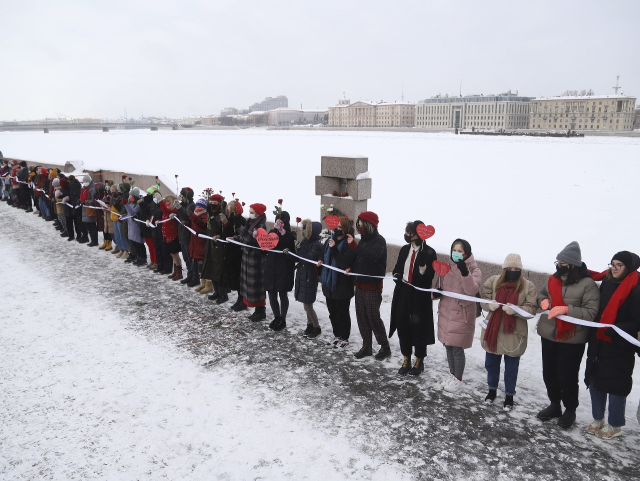 Na snímke ženy s ochrannými rúškami vytvorili vytvorili ľudskú reťaz na prejav solidarity s tými, ktorí boli zadržaní počas protestov požadujúcich prepustenie uväzneného vodcu ruskej opozície Alexeja Navaľného v Petrohrade