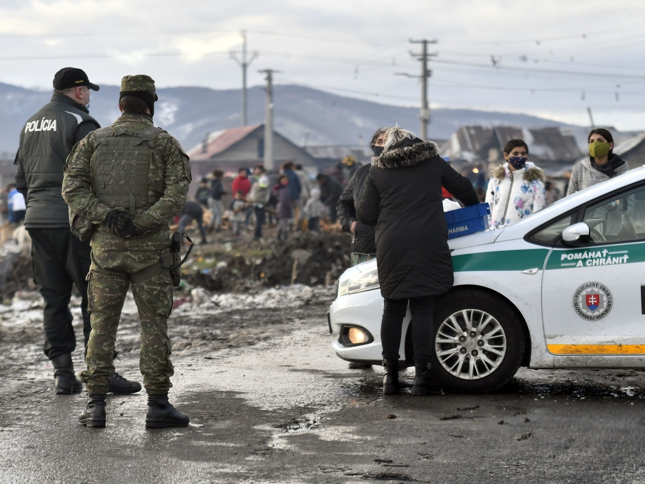 Na dodržiavanie karantény v rómskej osade v obci Sačurov dohliadajú policajti i vojaci