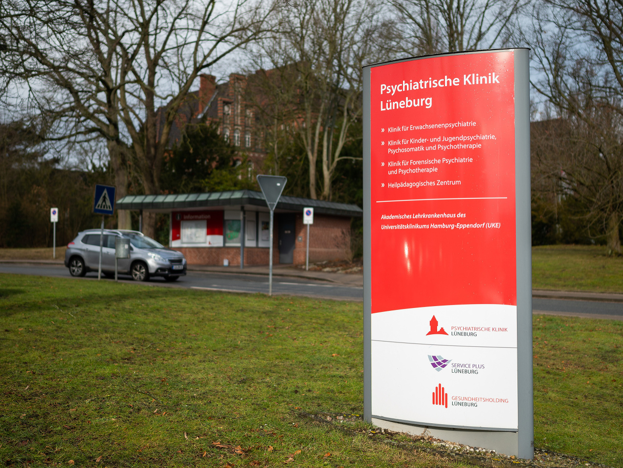 Na snímke tabuľa pri vstupe do psychiatrickej kliniky v severonemeckom meste Lüneburg