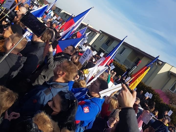 Protest pred domom českého ministra Hamáčka