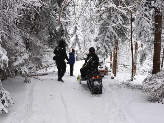 Policajti zadržali Poliakov na snežných skútroch