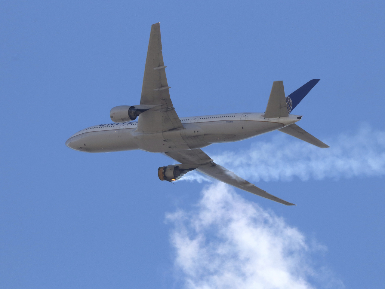 Americký regulačný úrad oznámil dodatočné kontroly lietadiel Boeing 777 využívajúce rovnaký typ motora, aký začal horieť počas letu spoločnosti United Airlines nad Denverom.