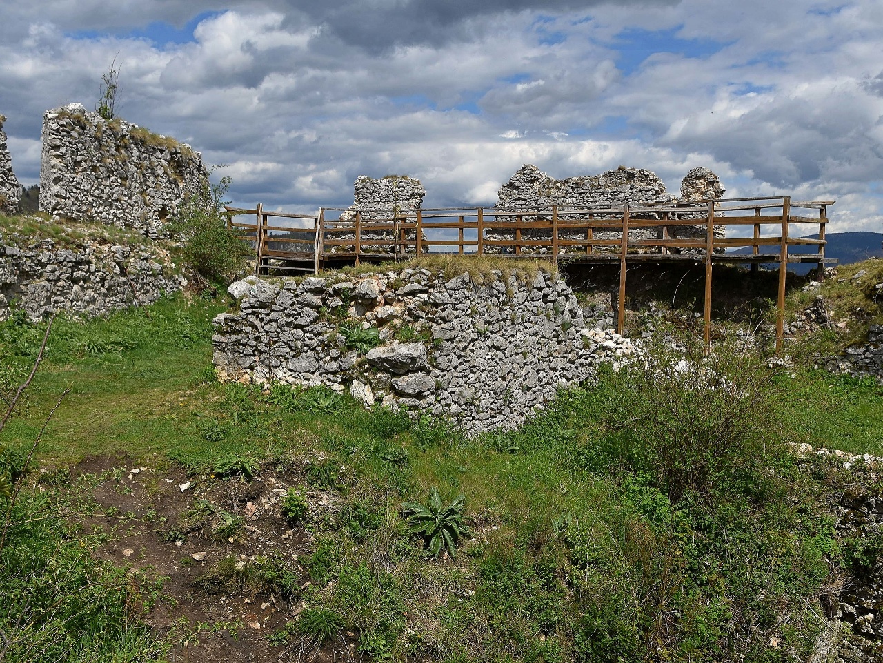 Časť areálu zrúcaniny hradu Muráň neďaleko obce Muráň (ilustračné foto)