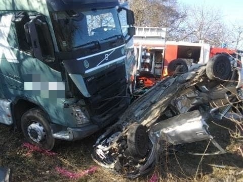 Pri nehode došlo k zrážke osobného vozidla s kamiónom