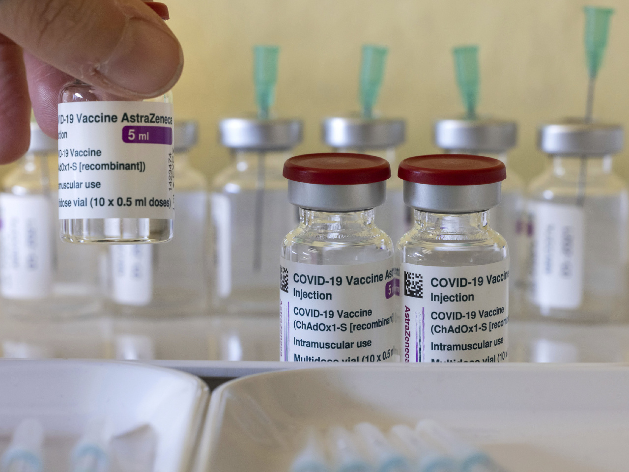 Na snímke ampulky s vakcínou proti ochoreniu COVID-19 od britskej farmaceutickej spoločnosti AstraZeneca