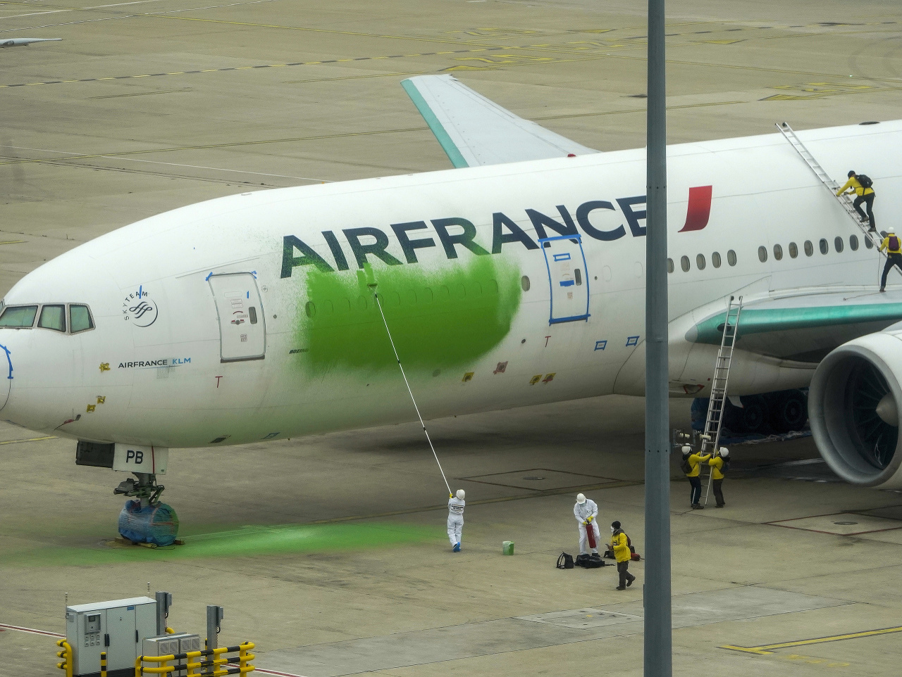 Aktivisti Greenpeace pomaľovali lietadlo Air France zelenou farbou