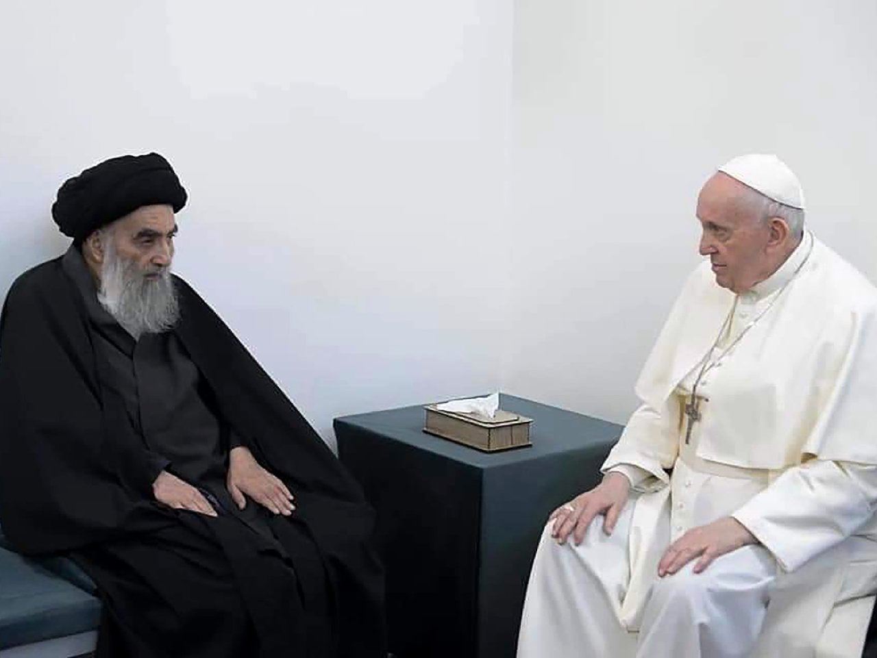 Pápež František sa v sobotu - druhý deň svojej historickej návštevy Iraku - stretol s najvyšším irackým šiitským duchovným, veľkým ajatolláhom Alím Sístáním