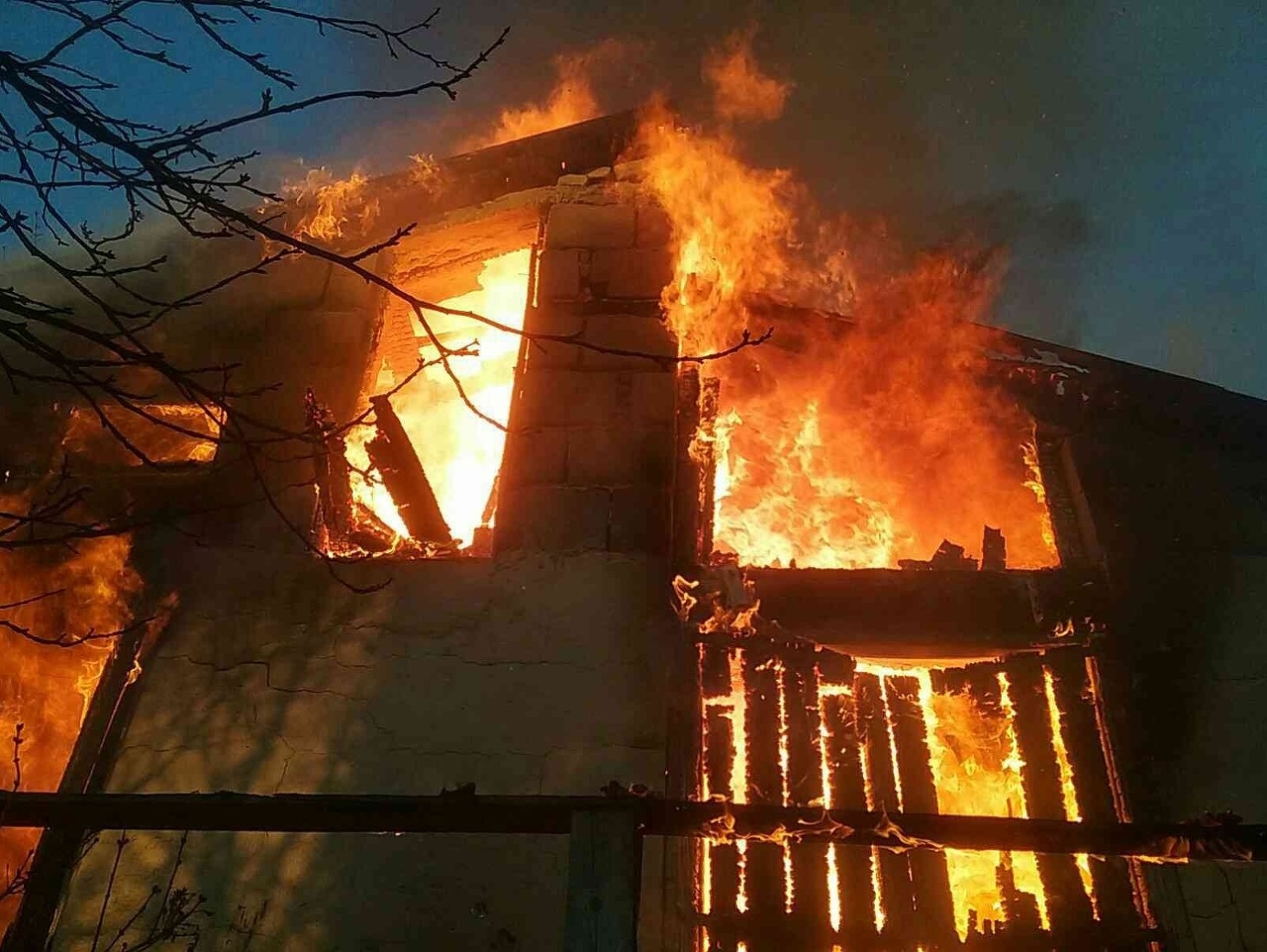Bratislavskí hasiči zasahujú pri požiari chaty v Devíne