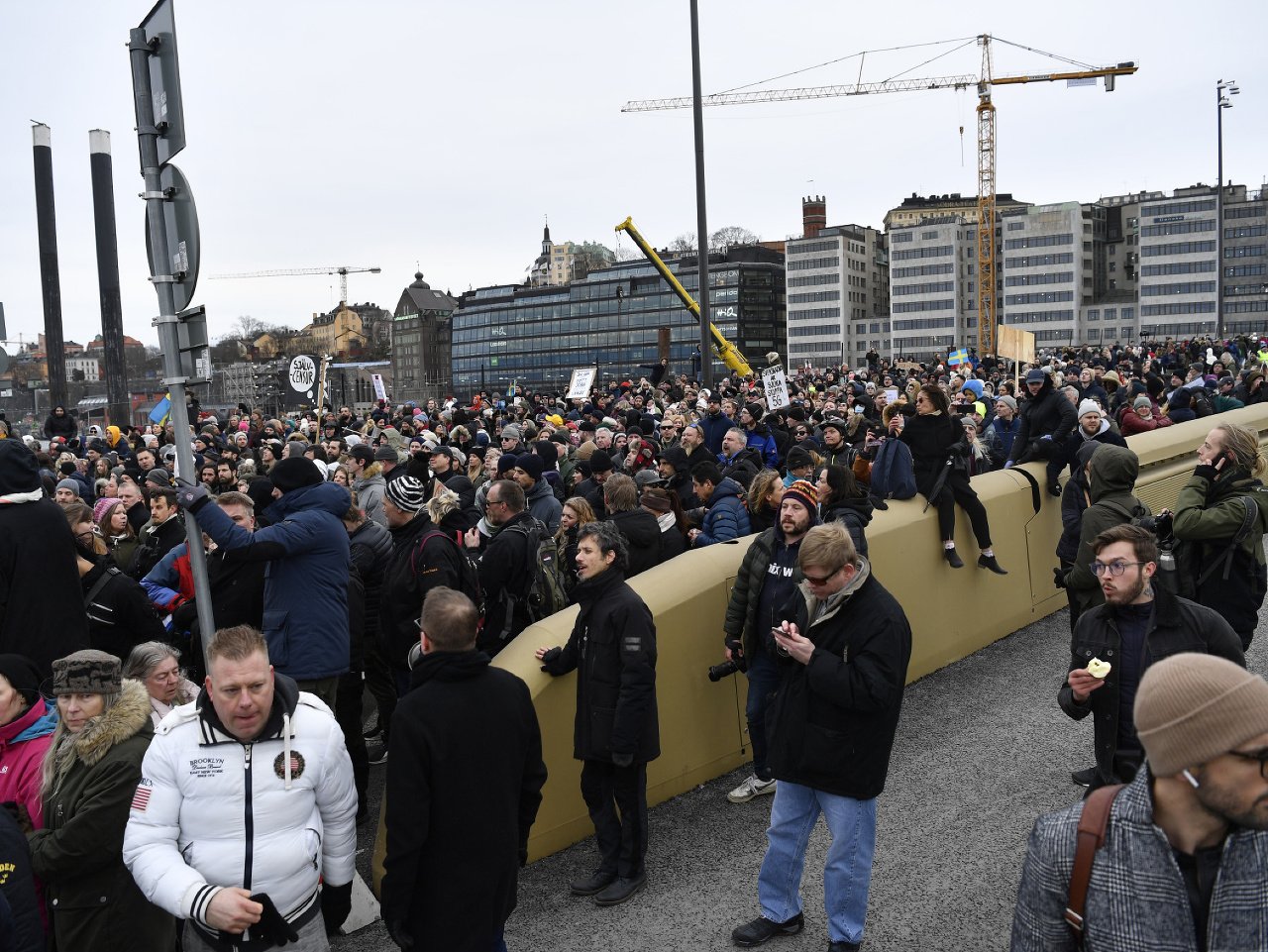 Stovky ľudí vo Švédsku protestovali proti koronavírusovým opatreniam