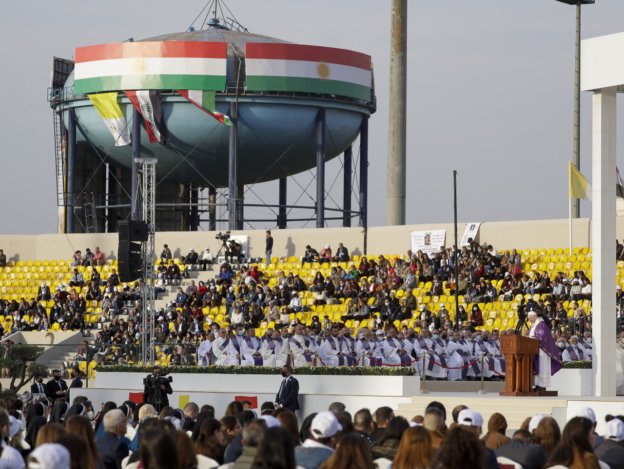 Návštevu v Iraku pápež ukončil omšou pod holým nebom v meste Arbíl