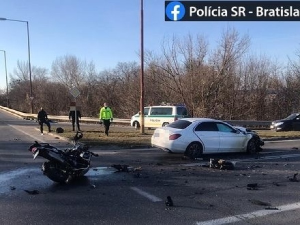 Dopravná nehoda v Bratislave si vyžiadala smrť 60-ročného motocyklistu