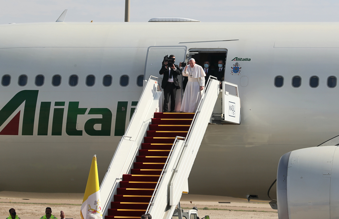 Pápež František máva zo schodov lietadla pri príležitosti ukončenie návštevy v Iraku na letisku v Bagdade