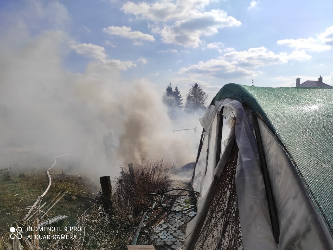 Hasiči zo Šurian a z Nových Zámkov momentálne zasahujú pri požiari fóliovníka v obci Bánov v okrese Nové Zámky. 