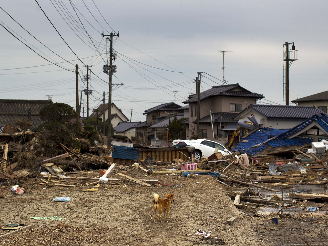 Archívne fotografie zachytávajú oblasť mesta Tomioka krátko po výbuchu elektrárne vo Fukušime