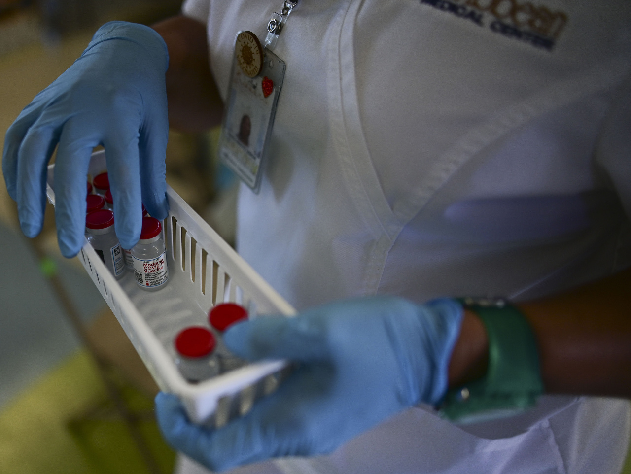 Zdravotná sestra nesie ampulky s vakcínou proti ochoreniu COVID-19 od spoločnosti Moderna