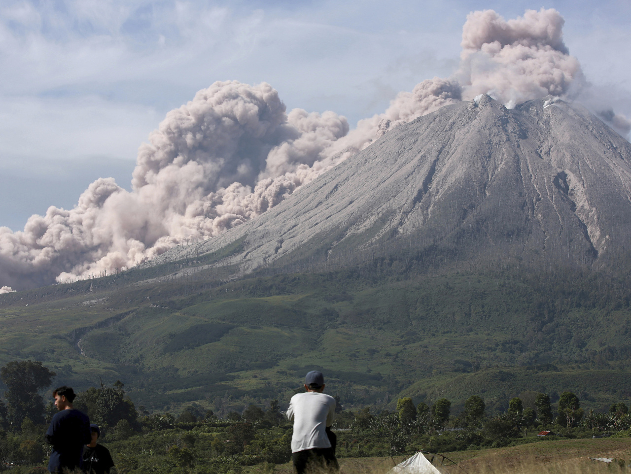 Indonézska sopka Sinabung sa opäť prebudila k životu