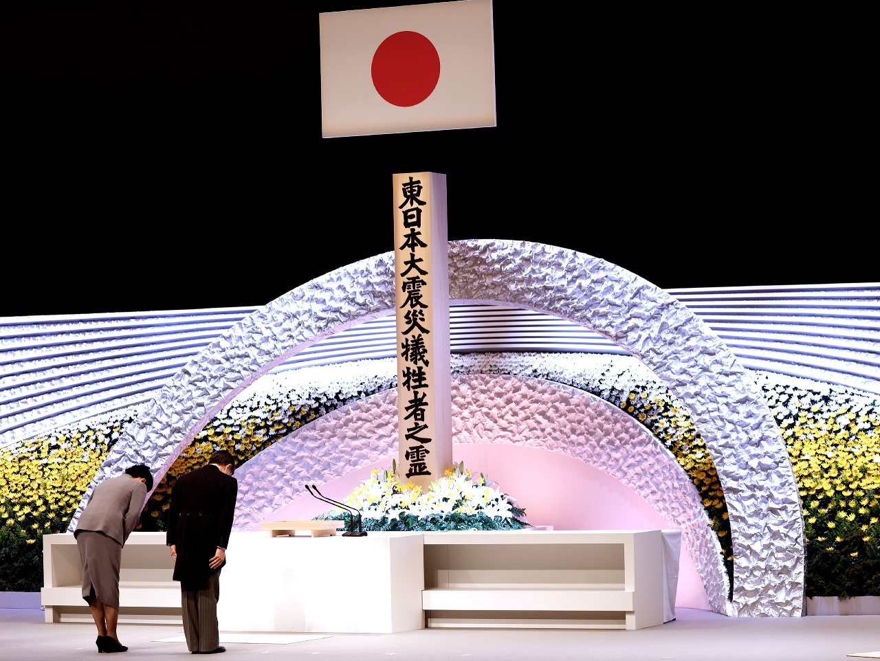 Japonský cisár Naruhito (vpravo) a japonská cisárovná Masako sa ukláňajú pred oltárom za obete ničivého zemetrasenia sprevádzaného cunami pri príležitosti 10. výročia tejto prírodnej katastrofy v Tokiu