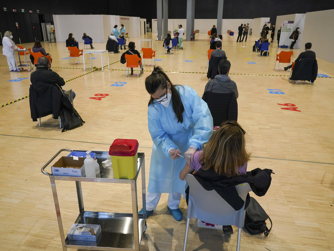 Zdravotníci očkujú vakcínou spoločnosti AstraZeneca proti ochoreniu Covid-19 vo vnútri kongresového centra La Nuvola v Ríme.