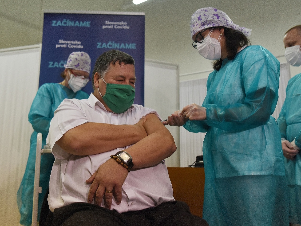 Na snímke infektológ Vladimír Krčméry ako prvý Slovák počas očkovania proti ochoreniu COVID-19 v Nitre