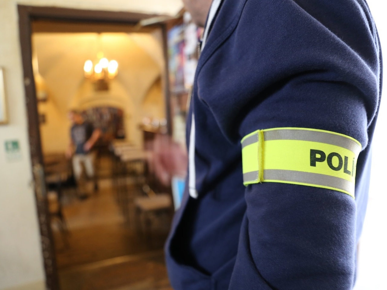 V jednom z podnikov na Panenskej ulici v hlavnom meste vykonávala polícia raziu vo veci sledovania novinárov. 