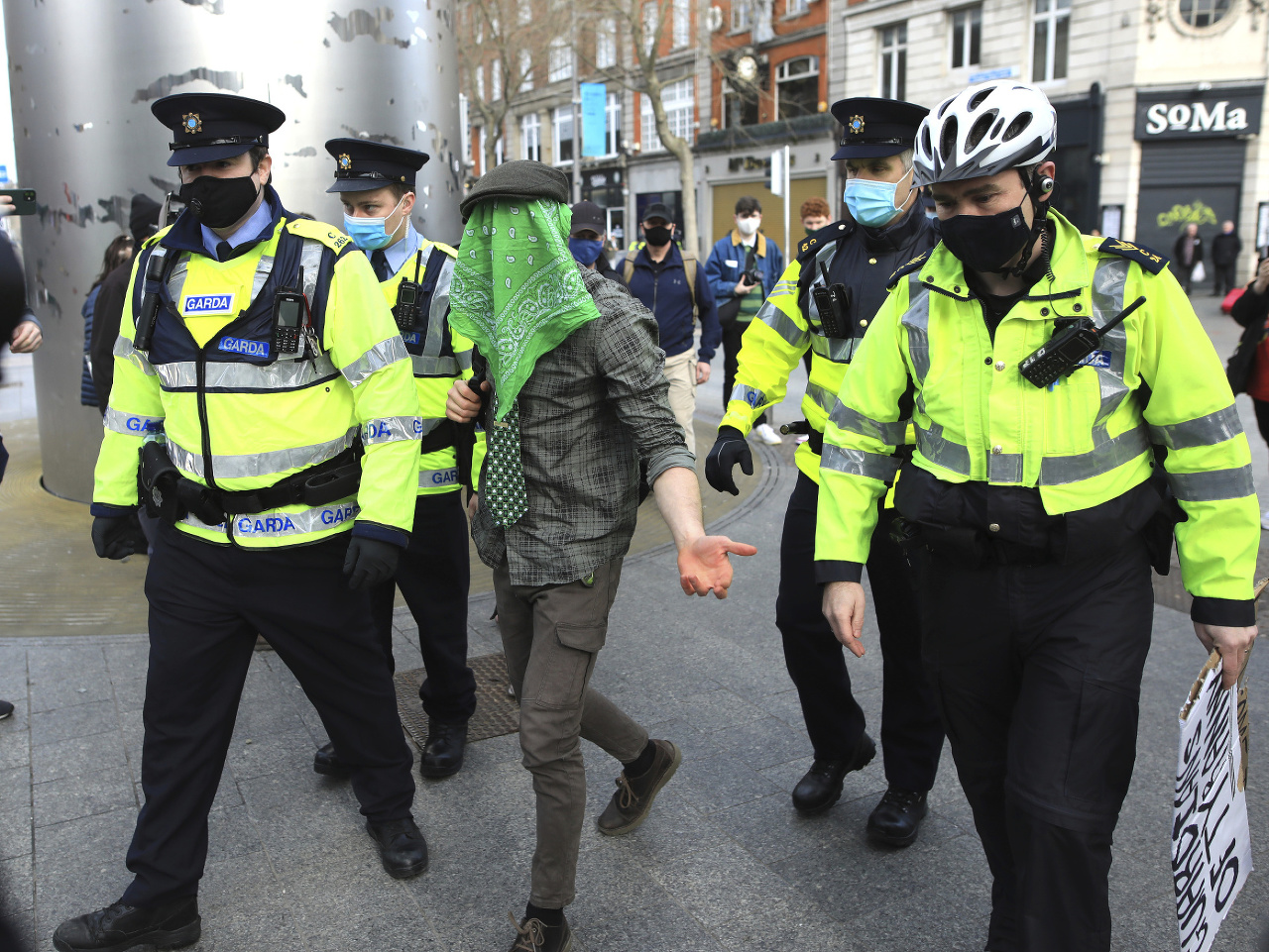 Na protestoch proti lockdownu v Dubline zasahovala polícia