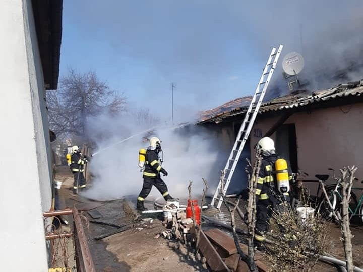 Hasiči zo Šurian a z Nových Zámkoch aktuálne zasahujú pri požiari rodinného domu v obci Komjatice v okrese Nové Zámky.