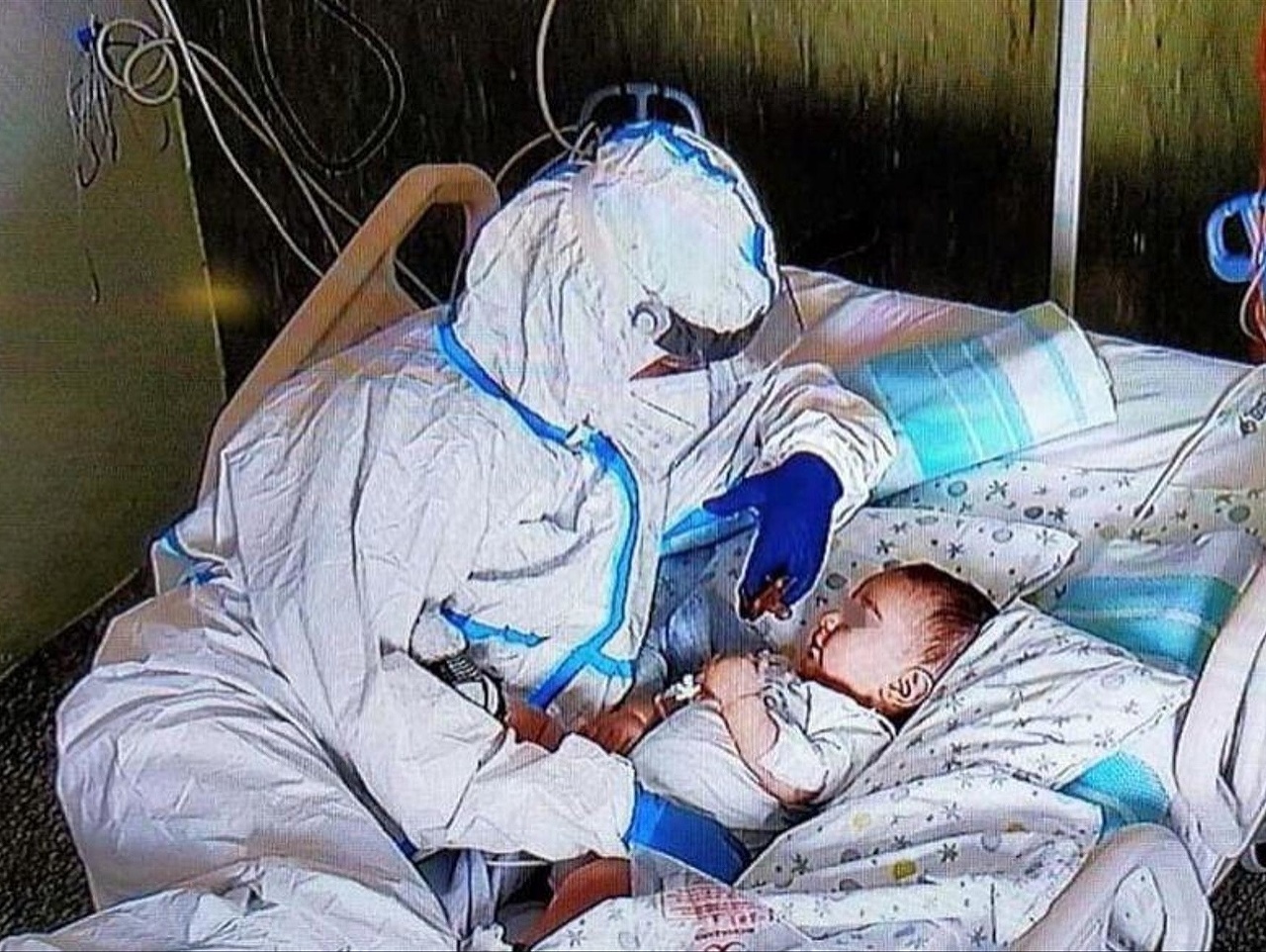 Zdravotná sestra nežne drží chlapčeka a hladí ho.