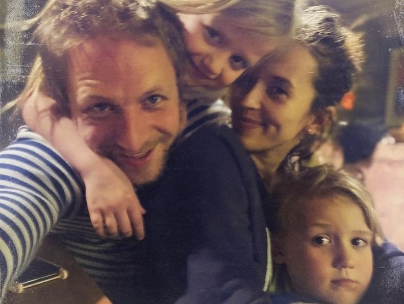 Tomáš Klus s manželkou Tamarou a deťmi. 