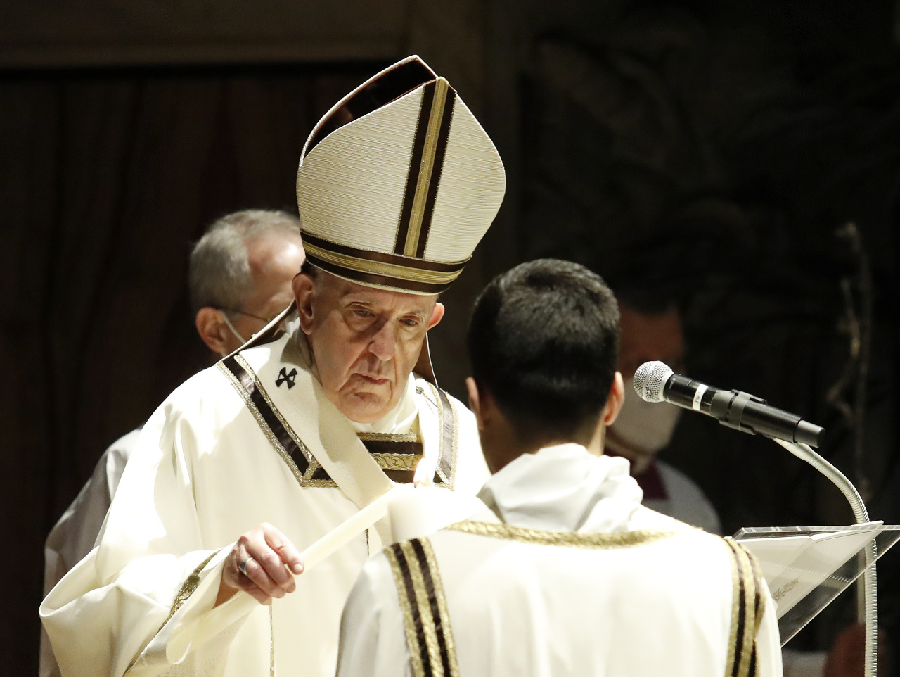 Pápež František slúžil na Bielu sobotu veľkonočnú vigíliu v Bazilike sv. Petra vo Vatikáne