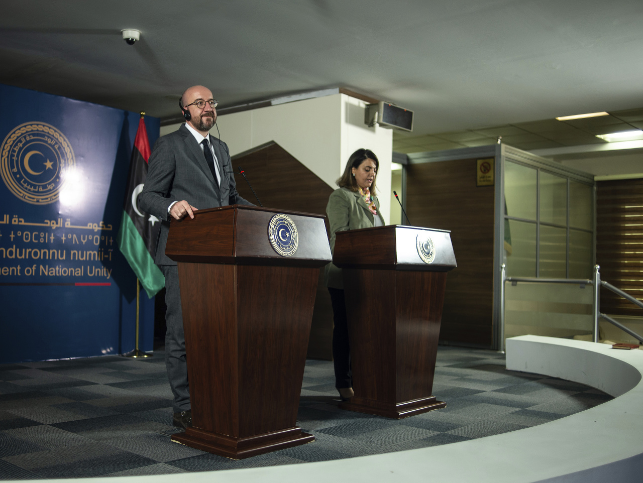 Najla Al-Manqoush a Charles Michel na tlačovej konferencii