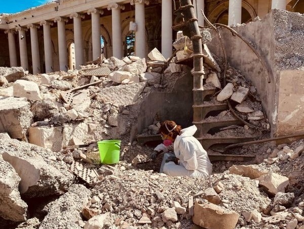 Archeologička prehľadáva ruiny katedrály