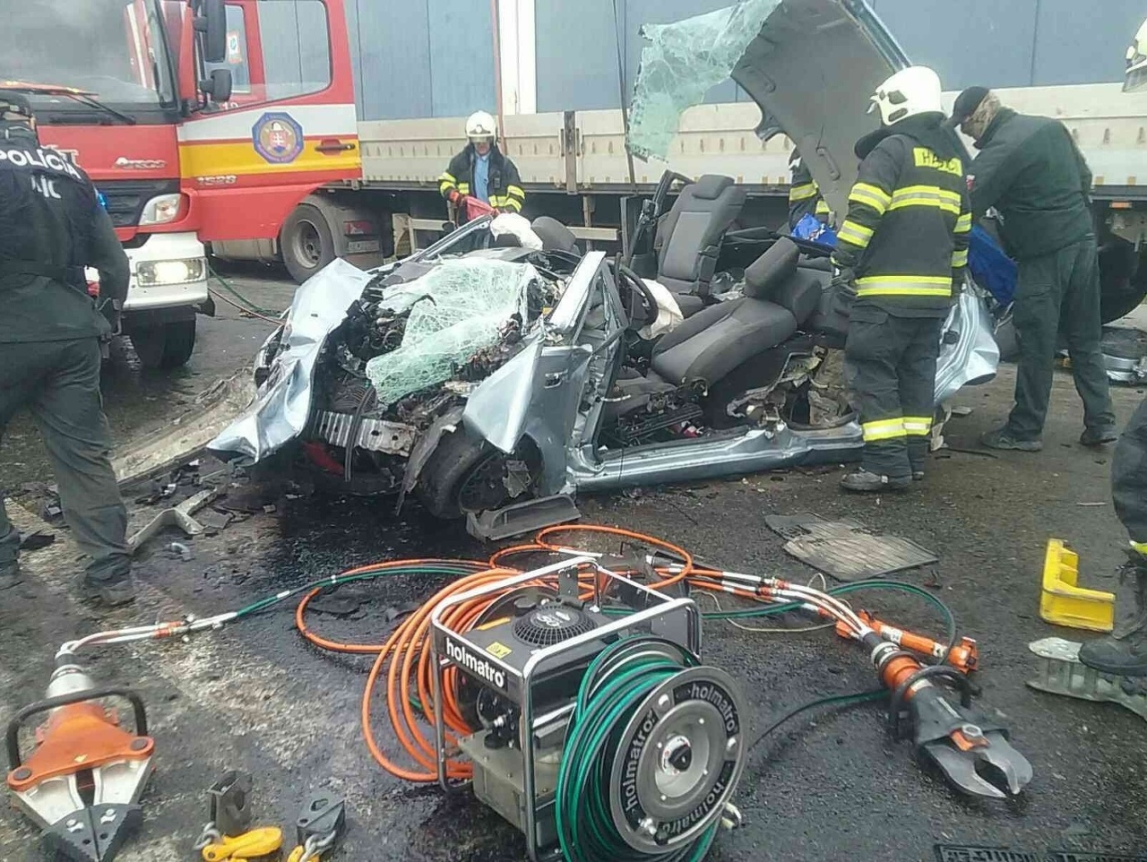 Pri nehode došlo k zrážke dvoch osobných motorových vozidiel a kamióna