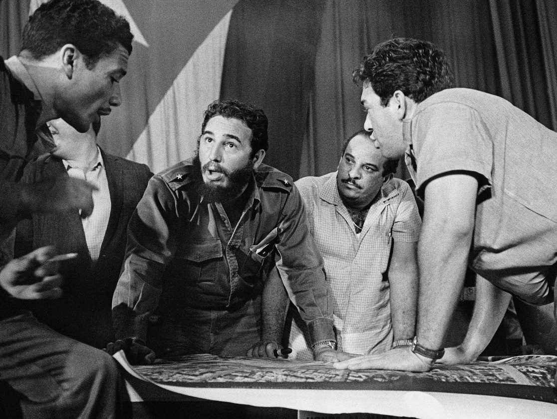 Fidel Castro a jeho vládni poradcovia počas prípravy stratégie 17. apríla 1961.