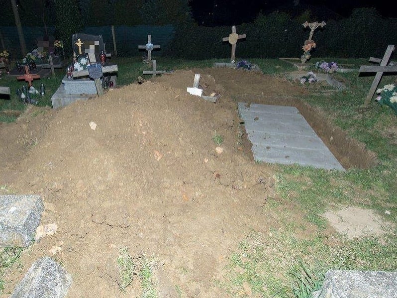 Zneuctený hrob na cintoríne v obci Svinia