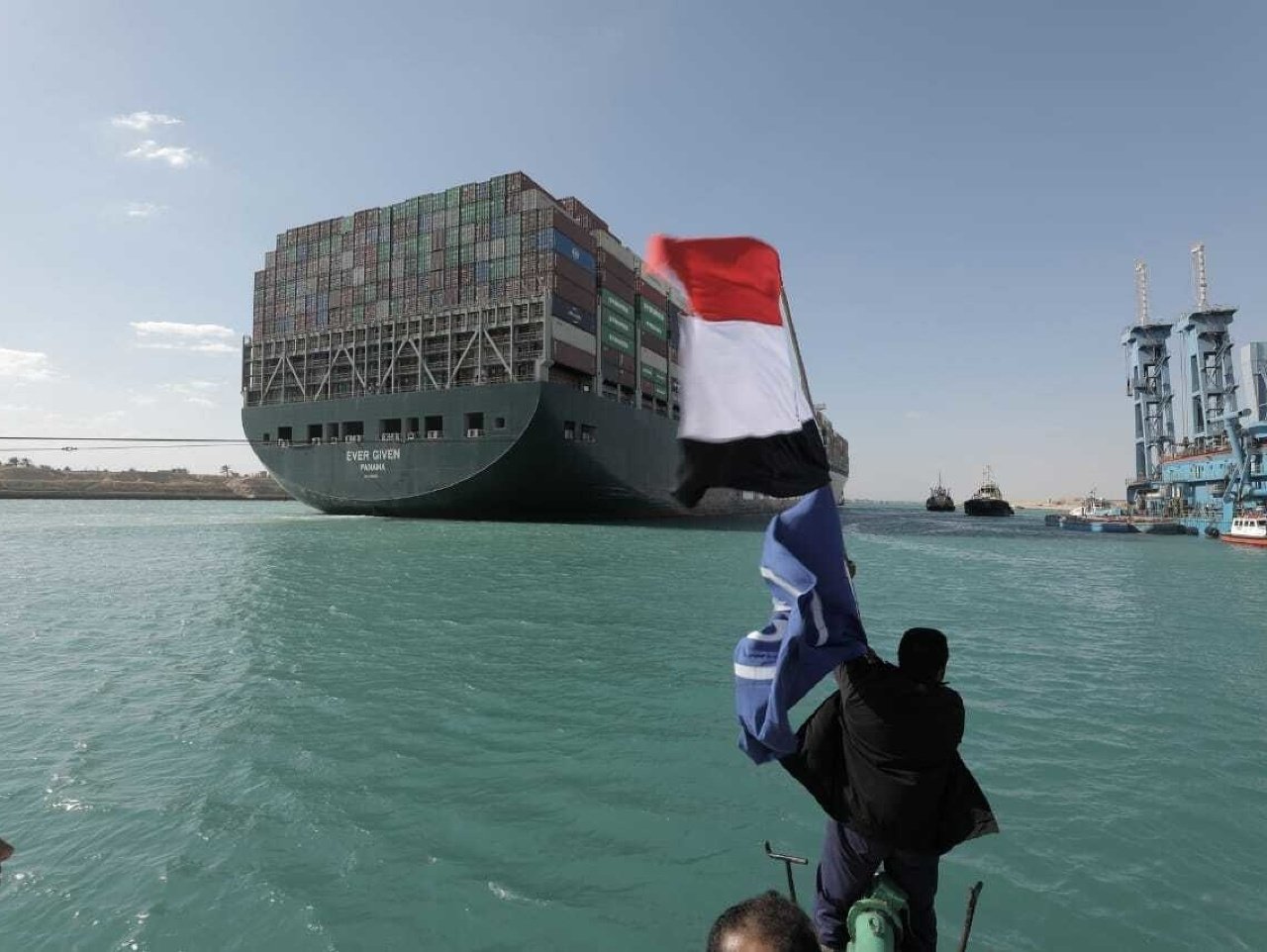 Loď Ever Given opúšťa Suezský prieplav