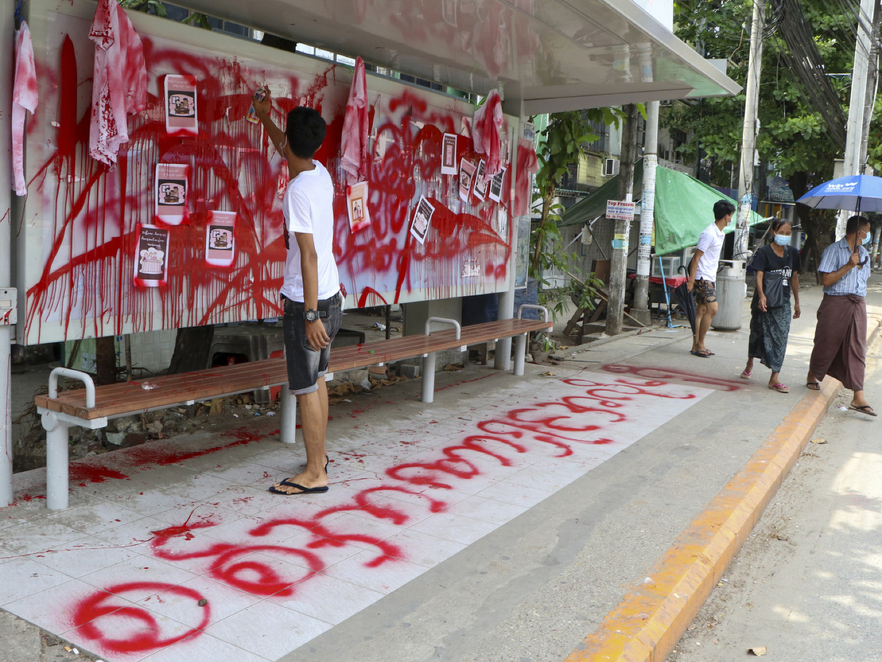 Protestujúci v Mjanmarsku vyliali na ulice miest v stredu červenú farbu