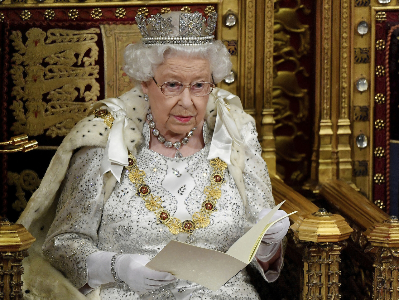 Kráľovná Alžbeta II. sa vraj trónu nevzdá.