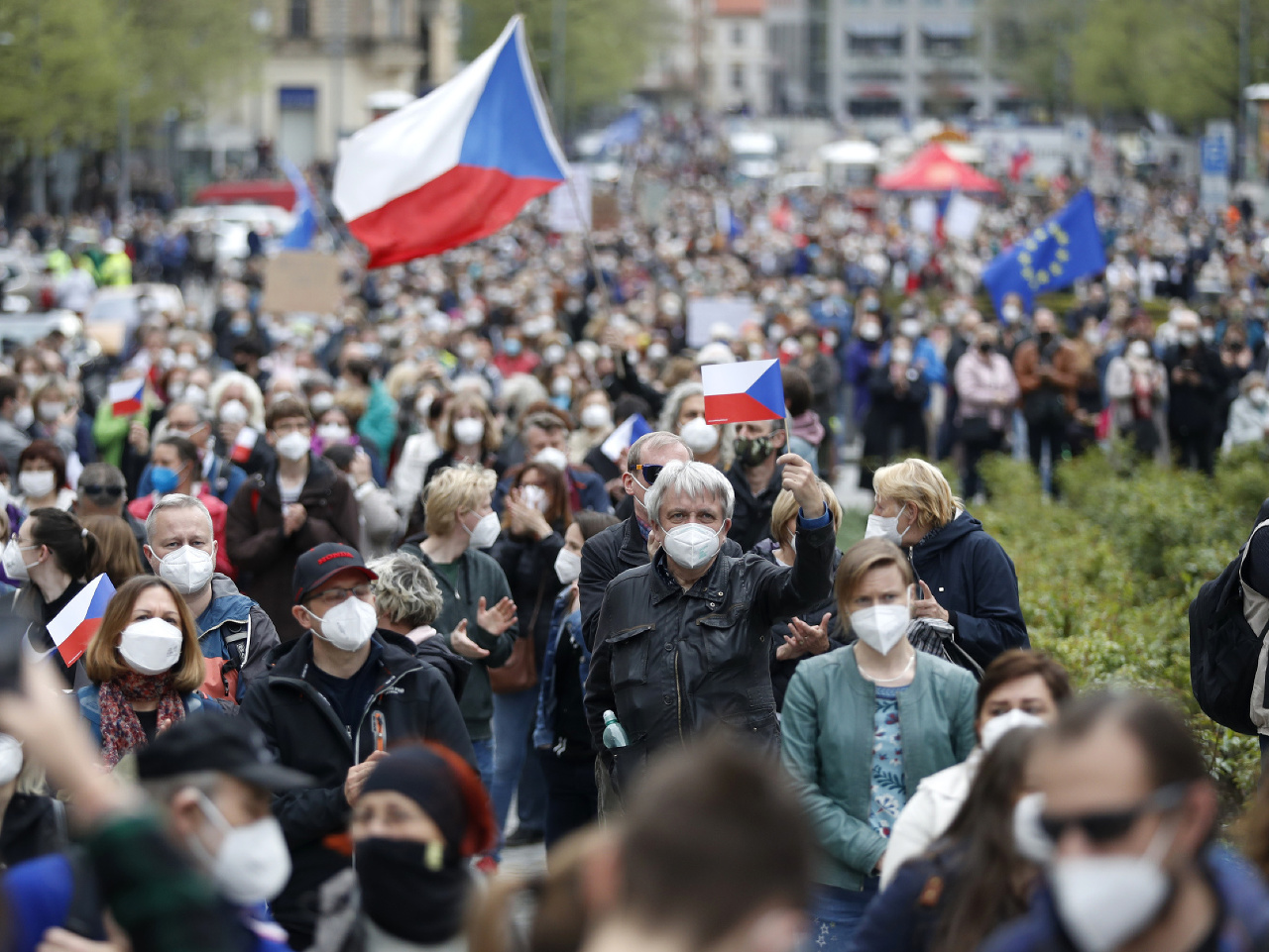 Tisíce Čechov protestovalo v českej metropole proti prezidentovi Milošovi Zemanovi za jeho proruský postoj.