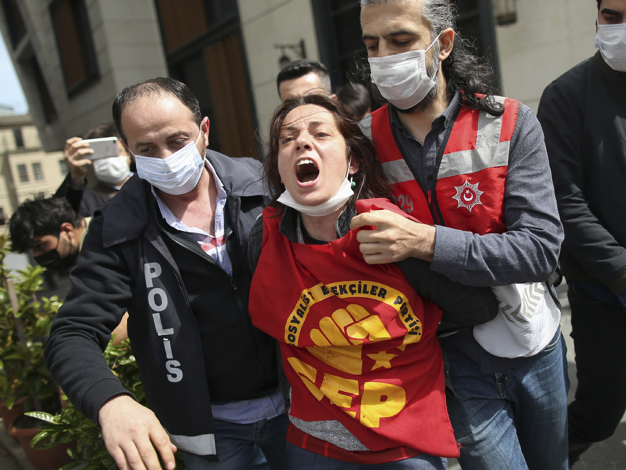 Zhromaždenia k Sviatku práce v Istanbule sprevádzali potýčky s políciou