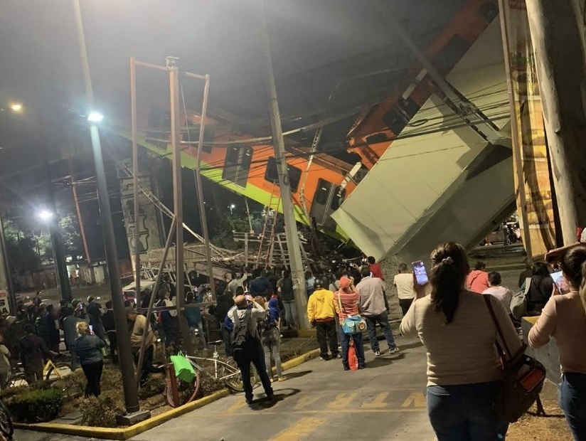 Najmenej 13 obetí a zhruba 70 zranených si vyžiadalo zrútenie časti mosta pre metro