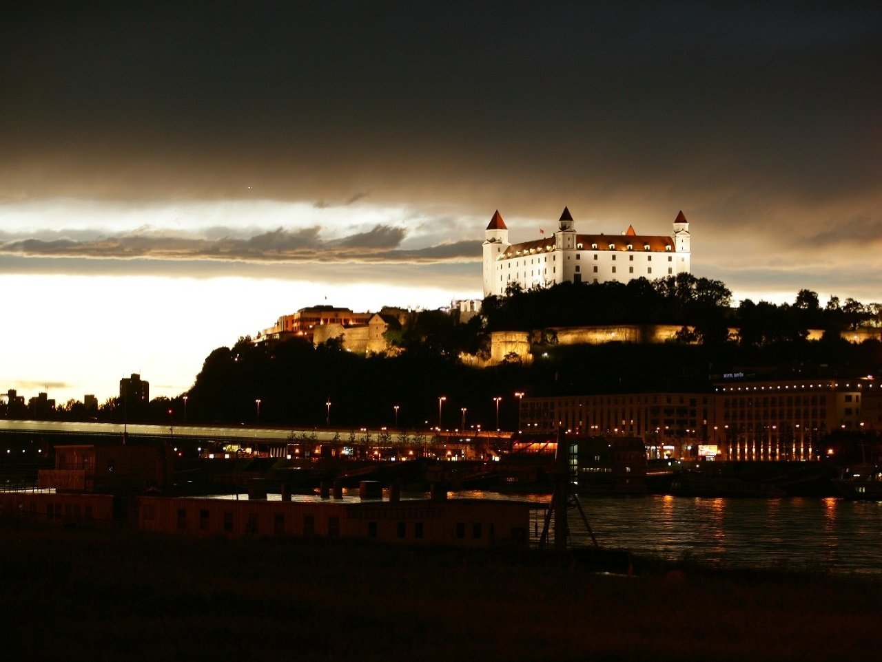 Nočný Bratislavský hrad