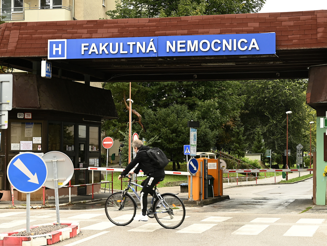 Hlavný vchod do nemocnice v Trenčíne