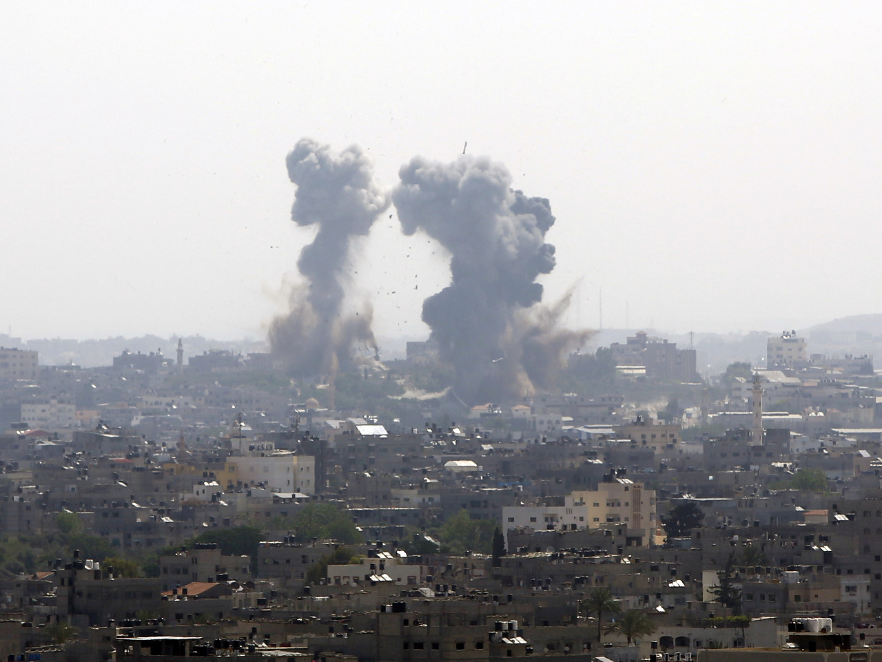 Dym stúpa po izraelských raketových útokoch v Gaze